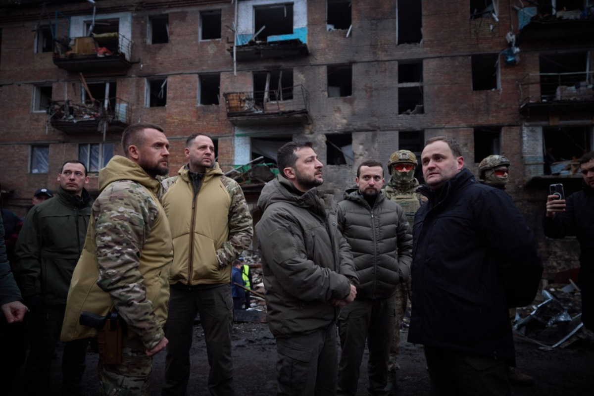 Зеленський оглянув пошкоджений ракетним ударом будинок у Вишгороді (ФОТО)
