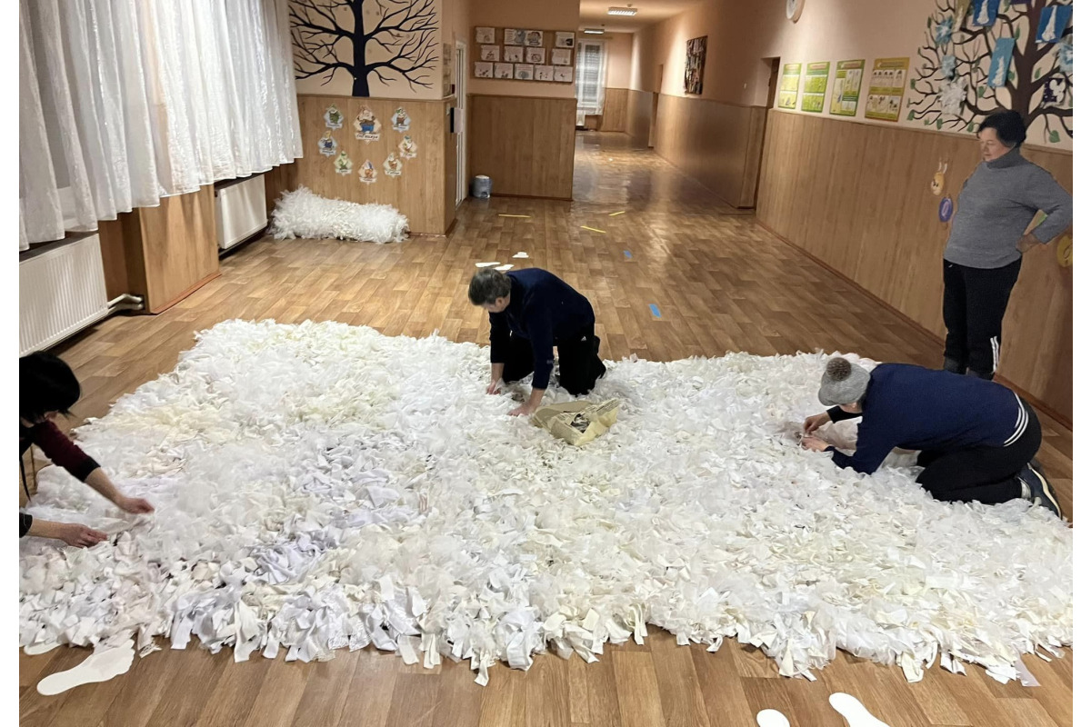 Мешканцям Тарасівки потрібна допомога у плетінні маскувальних сіток