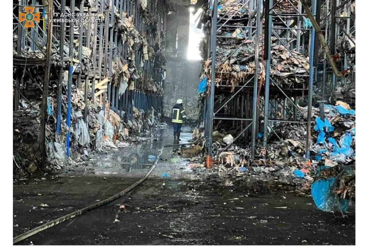 Понад тиждень у Броварах розбирають завали складів унаслідок путінського "порятунку"