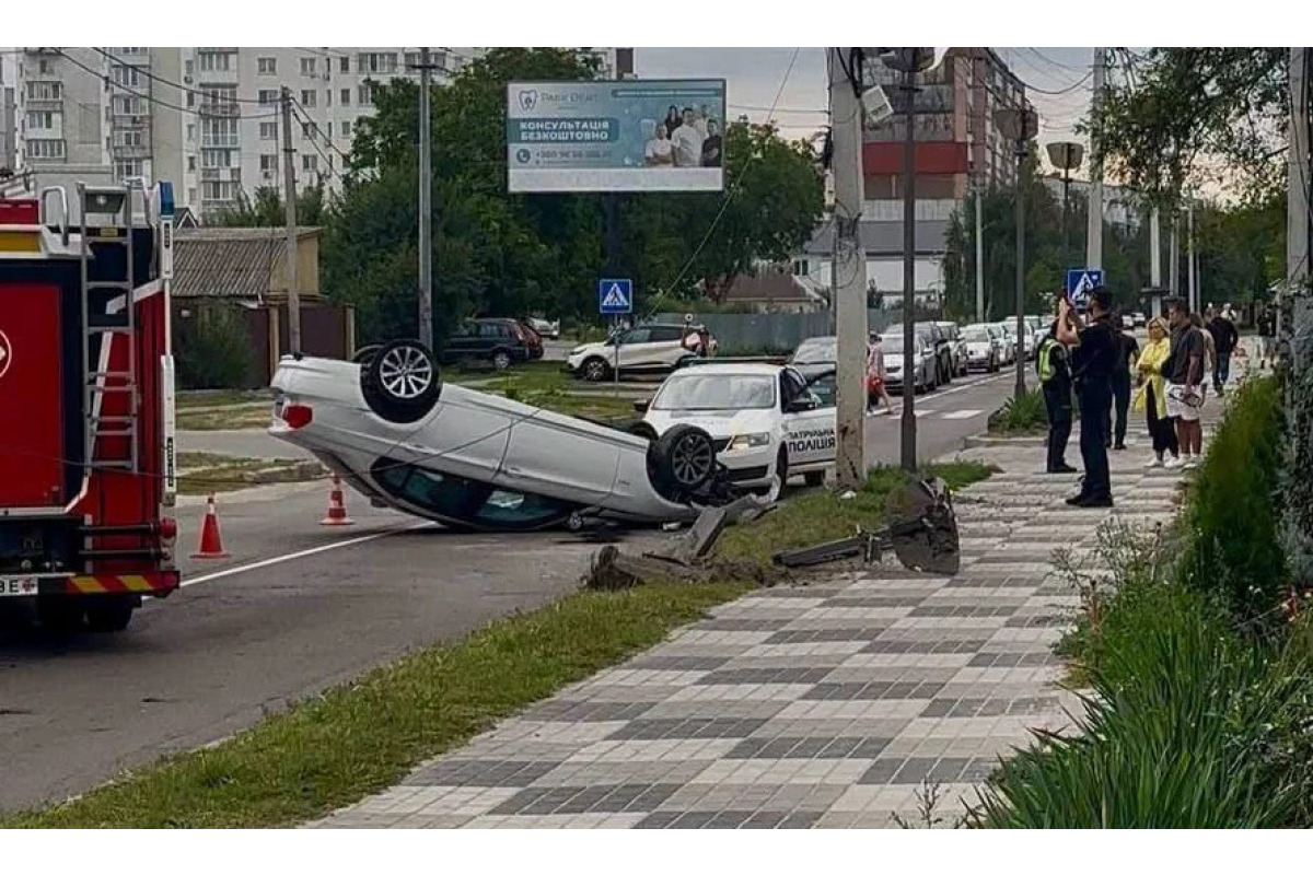 У Борисполі BMW врізався в електроопору та перекинувся