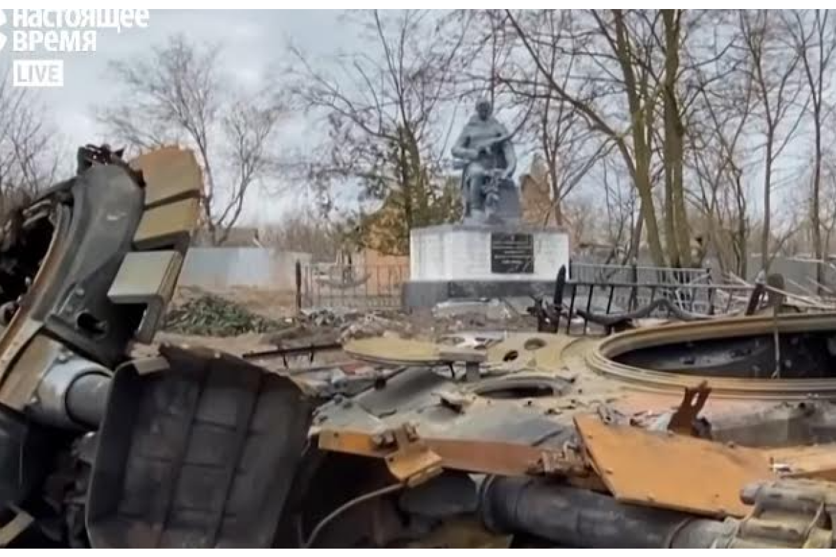 У Лук’янівці окупанти понівечили Братську могилу воїнів радянської армії (ФОТО)