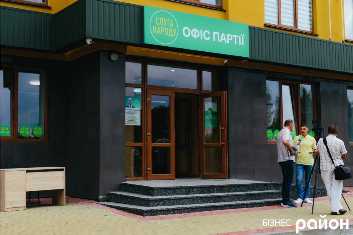 "Слуги народу" відкривають офіси в регіонах: з чим партії влади йти до виборців
