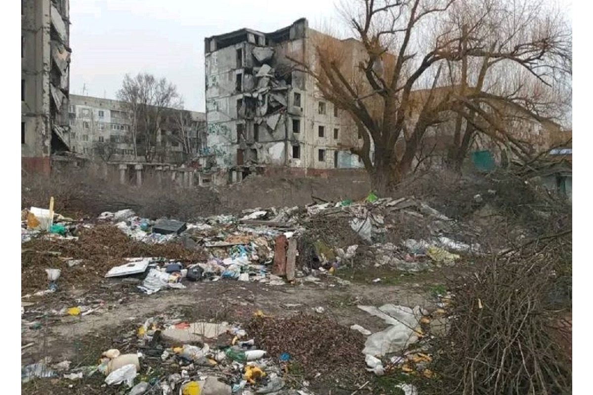 У Бородянці зруйнований будинок перетворюється на смітник (ФОТО)