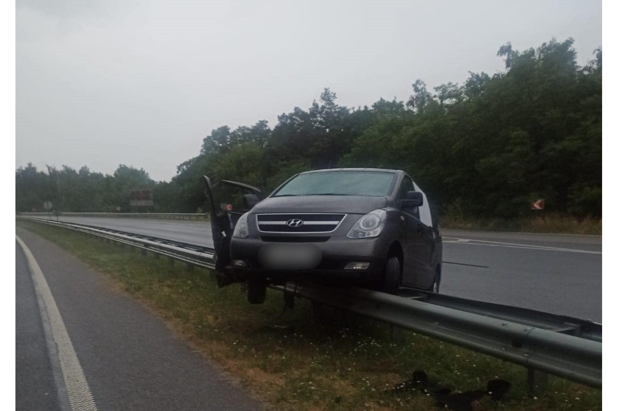 На Броварщині 19-річний водій в’їхав у відбійник (ФОТО)
