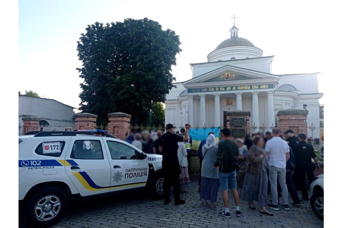 У Білій Церкві біля собору знову чергує поліція: зібралися близько 40 людей