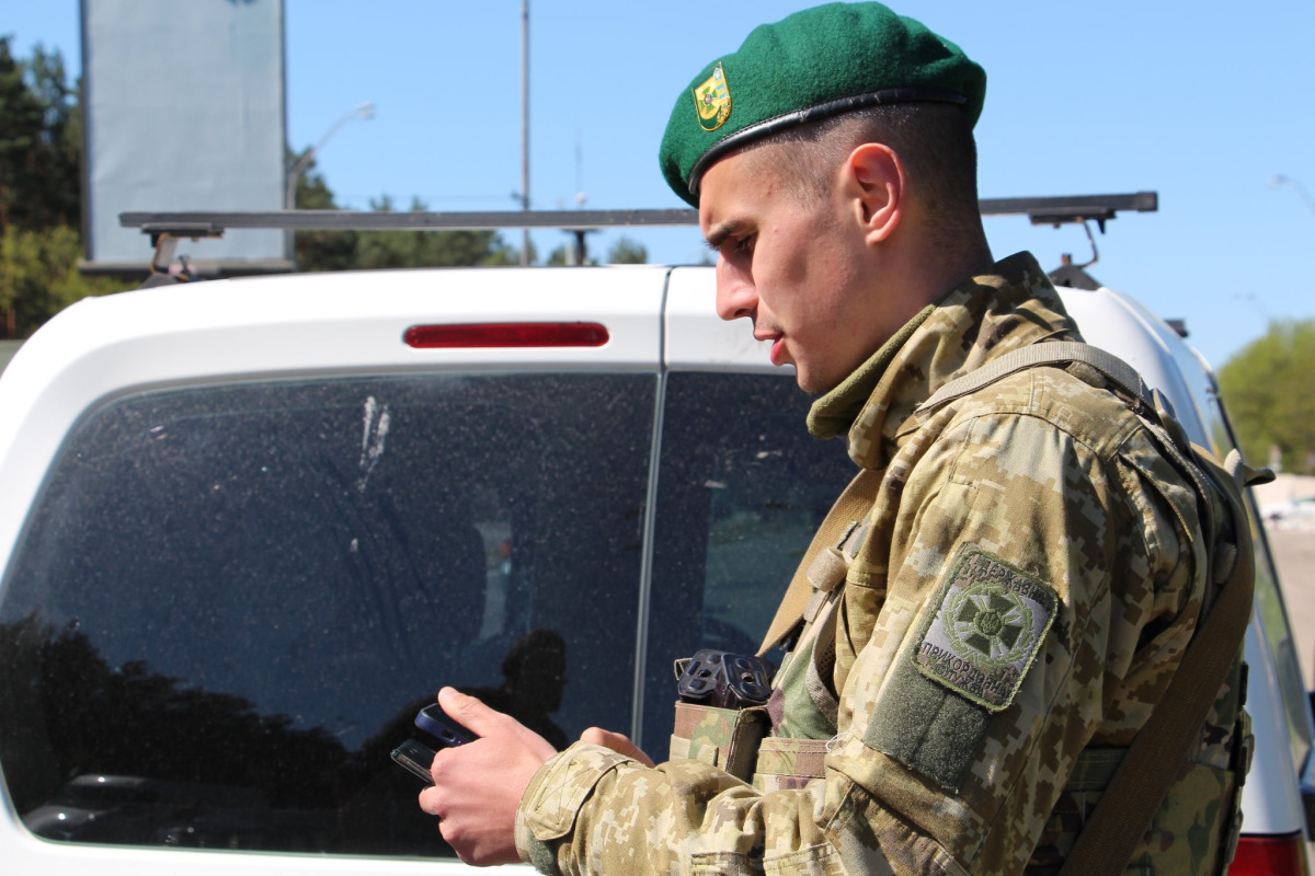 На Київщині прикордонники затримали чоловіка, якого розшукували за трьома статтями кримінального кодексу