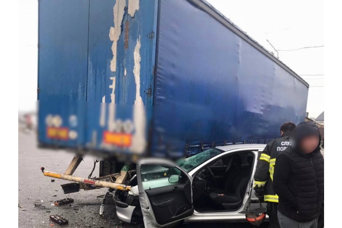 На Броварщині водій автівки влетів під колеса вантажівки