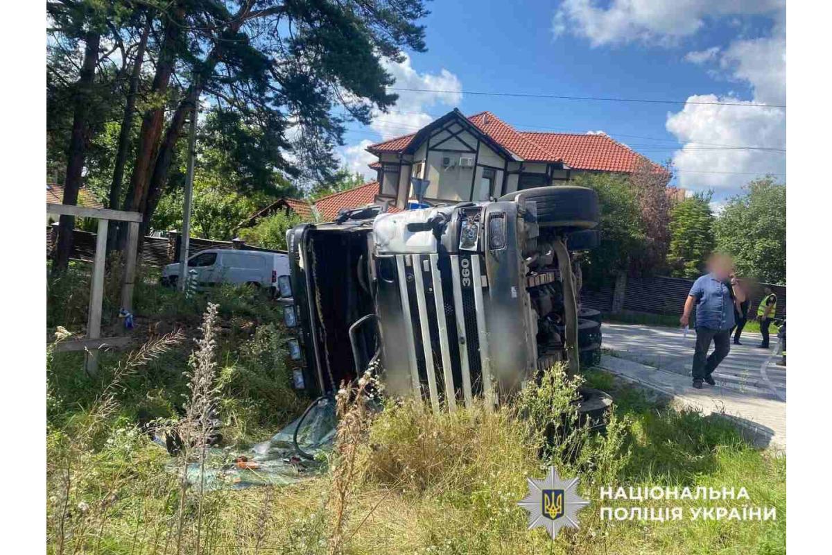 Правоохоронці Київщини розслідують обставини ДТП, у якій травмувався водій на Обухівщині