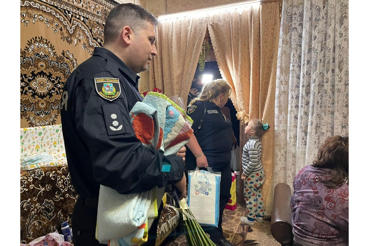 Поліцейські Броварщини відвідали дітей, чиїх батьків убили окупанти (ФОТО)