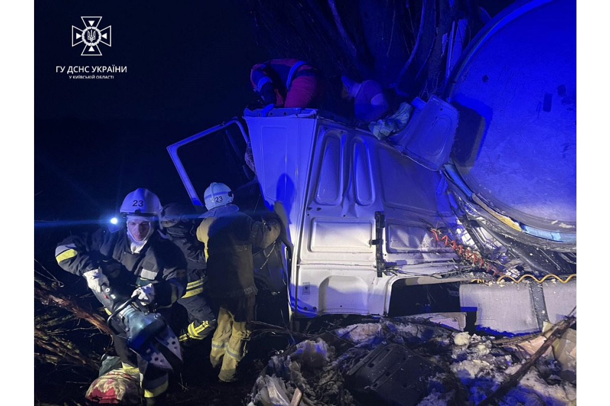 Бориспільські рятувальники деблокували потерпілого в ДТП водія молоковоза (ФОТО)