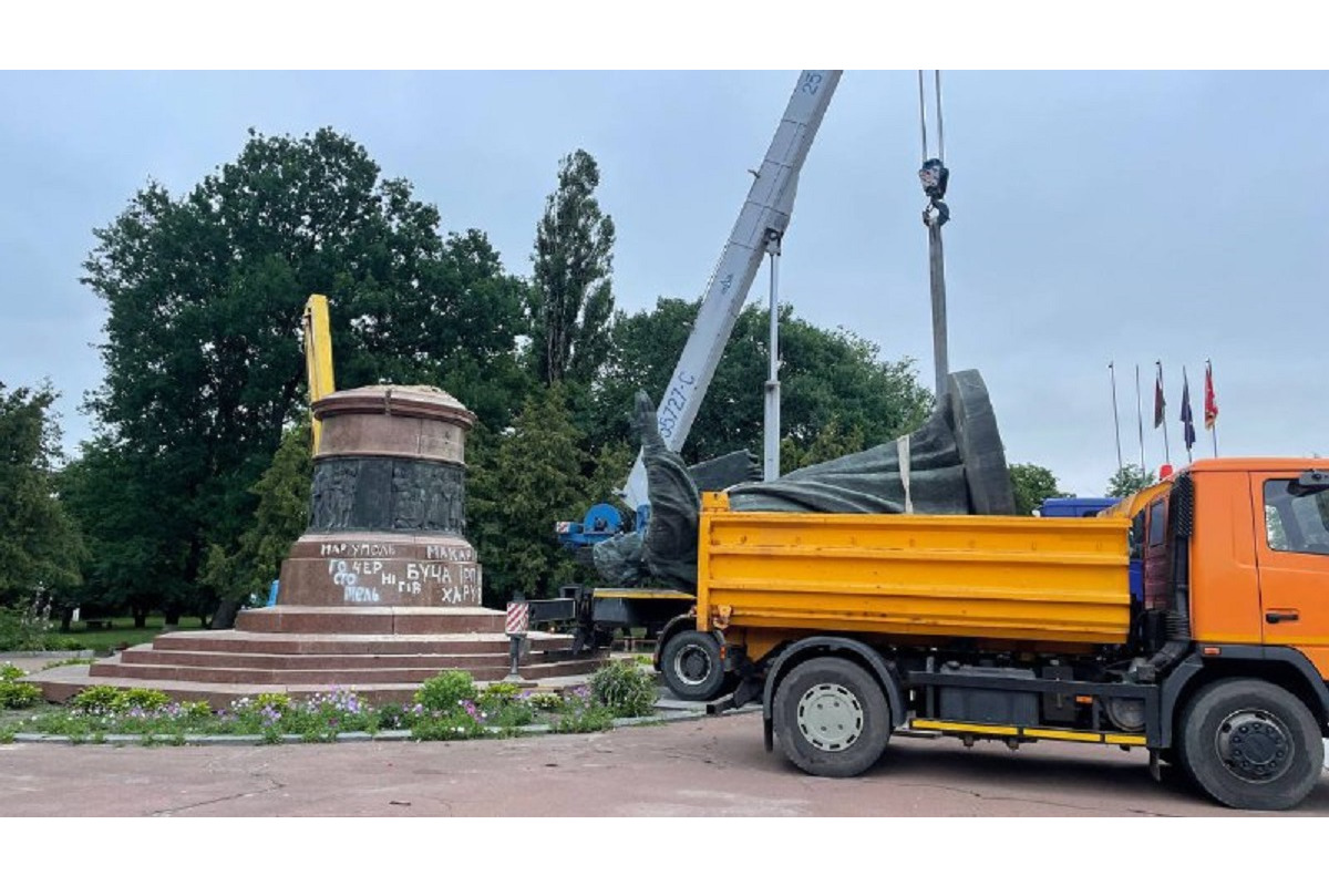 У Переяславі демонтували монумент возз’єднання України з Росією (ФОТО)