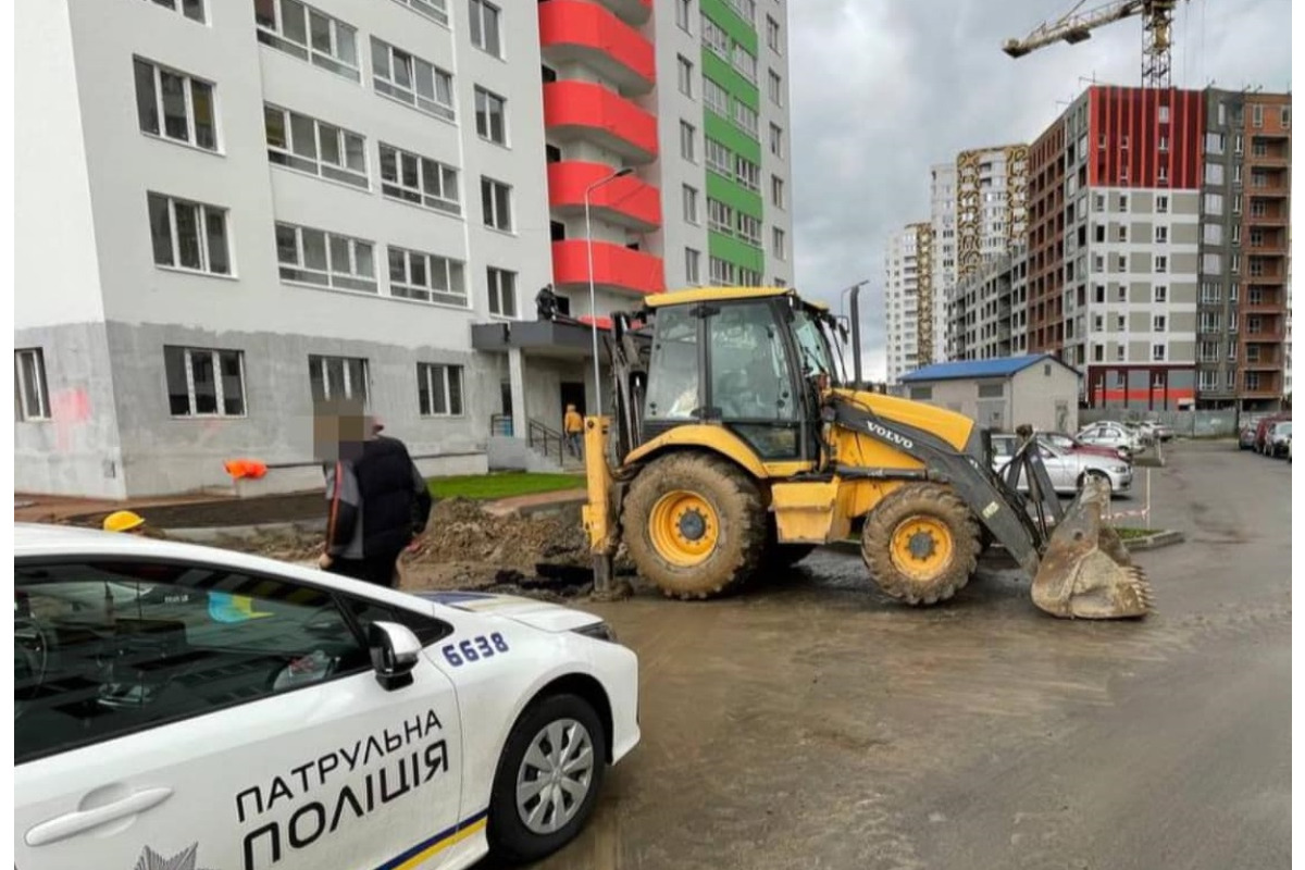 У Броварах патрульні зупинили водія екскаватора, який мав підробленні документи