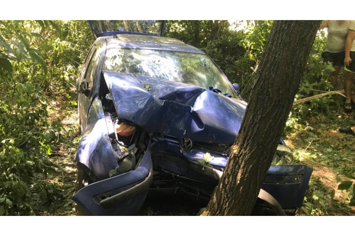 На Білоцерківщині машина влетіла в дерево: двоє постраждалих