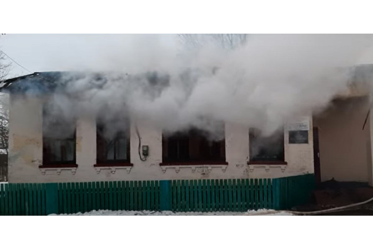 У Поліській ОТГ загорілася будівля сільради та бібліотеки (ВІДЕО)
