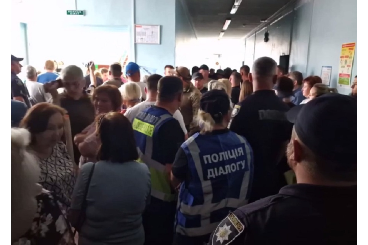 На сесії Бородянської селищної ради ситуацію контролювали 30 поліцейських