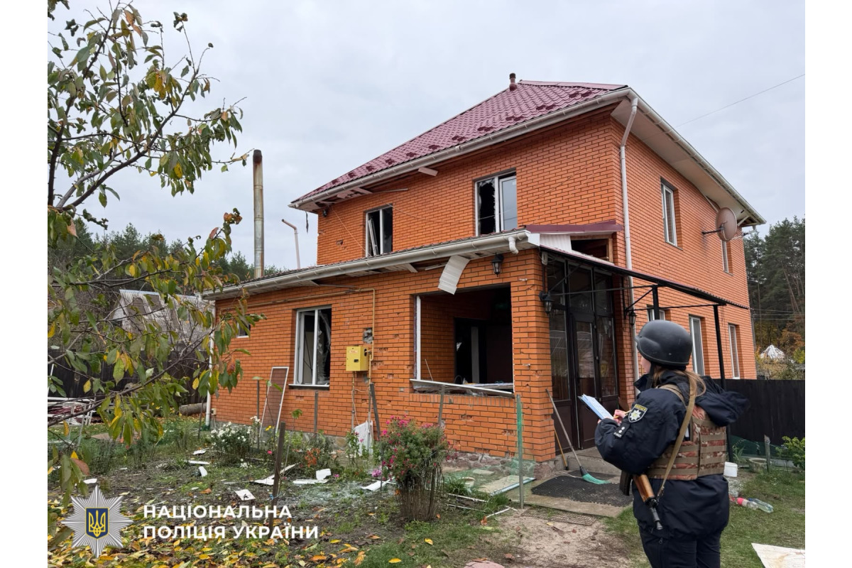 На Київщині внаслідок російської атаки пошкоджено будинки та автомобіль, постраждала жінка