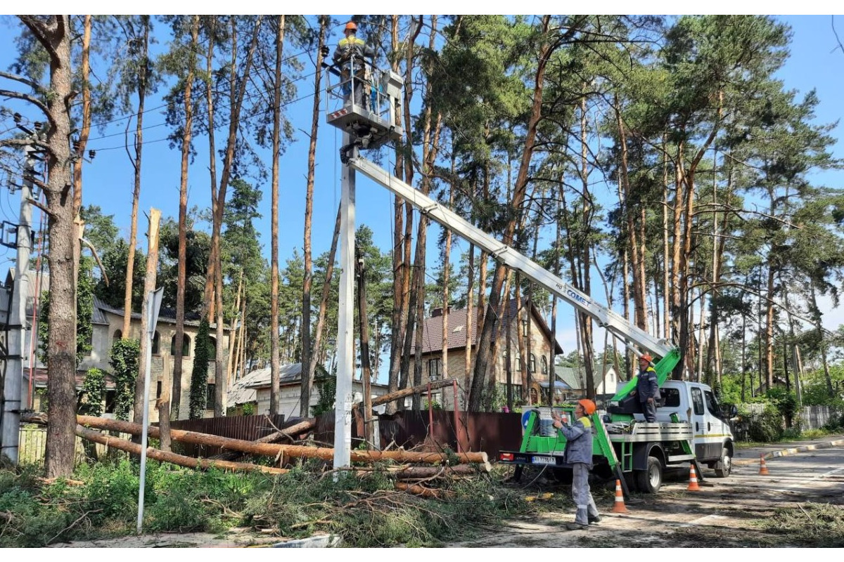 Фахівці повертають світло у знеструмлені населені пункти Київщини