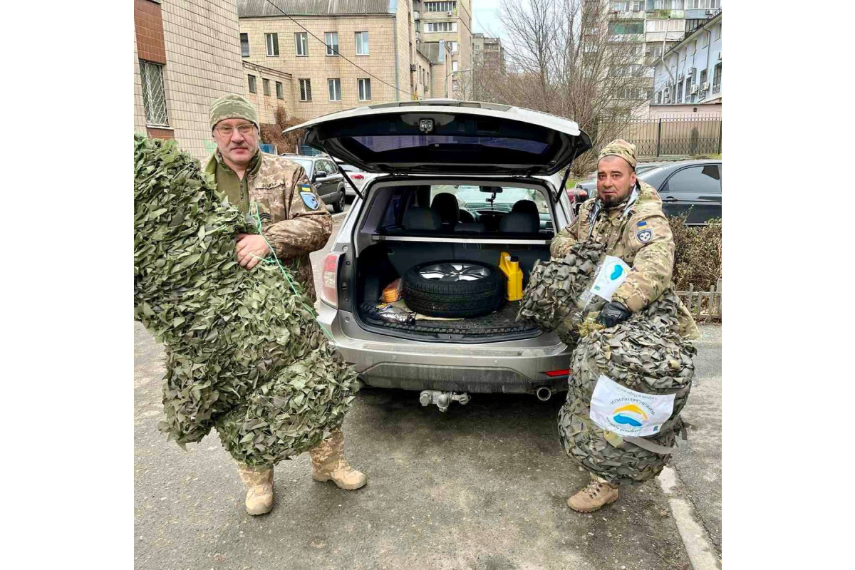 Волонтери з Ворзеля передали військовим 4 тисячі окопних свічок та 40 маскувальних сіток