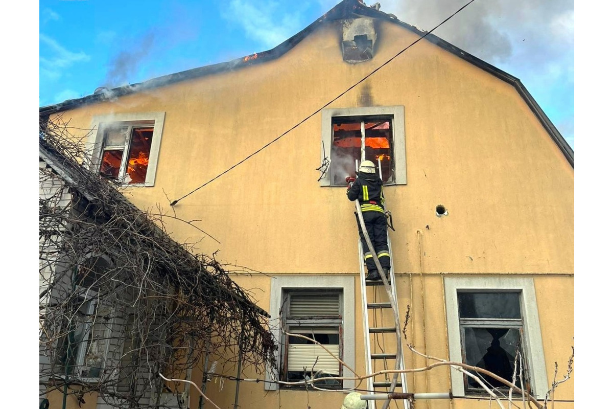 На Броварщині в охопленому вогнем житловому будинку загинула людина (ФОТО)