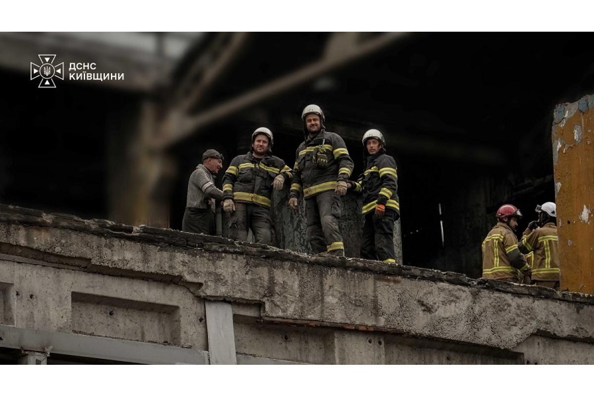 На Київщину прибули рятувальники-верхолази з трьох областей для ліквідації наслідків атак
