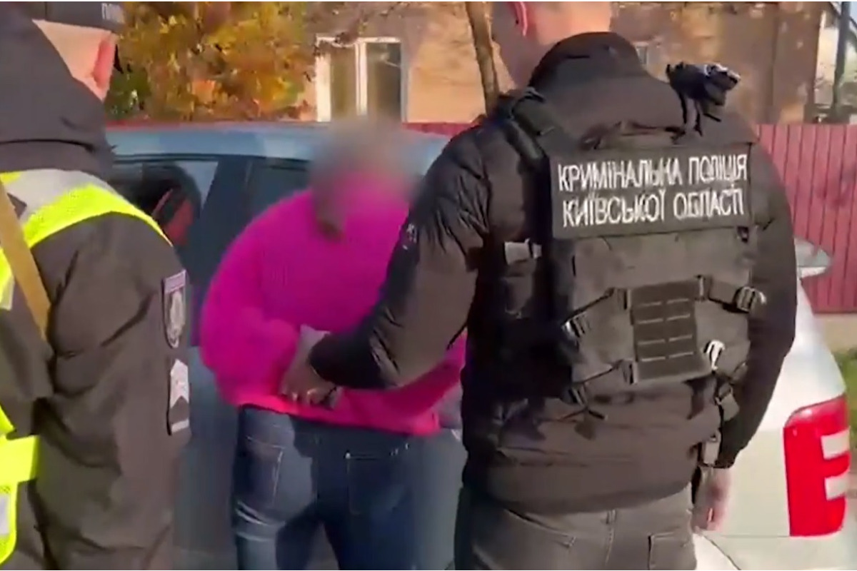 На Обухівщині викрили дует шахраїв, які обмінювали старі айфони на нові