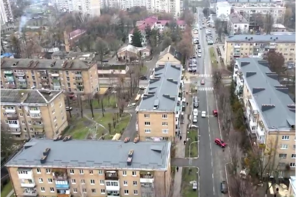На одній із вулиць Бучі замінили покрівлі у всіх будинках