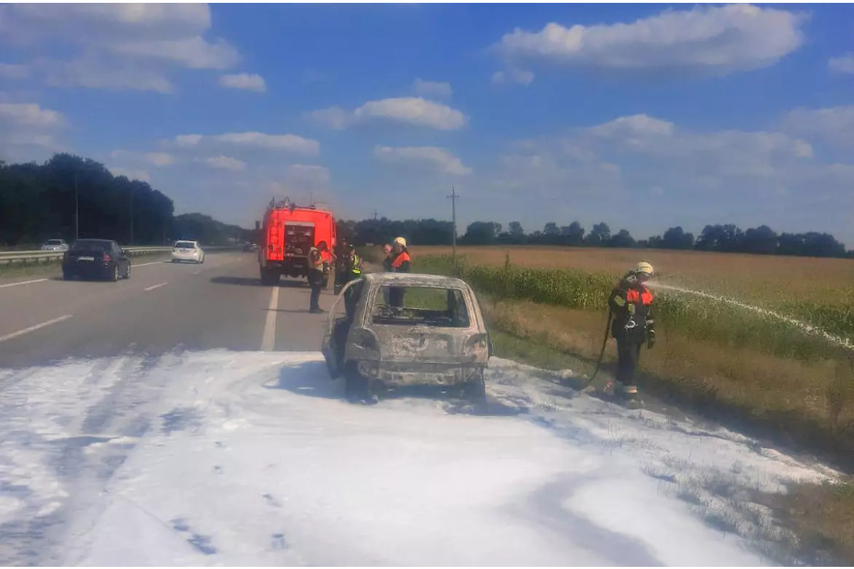 На трасі Київ-Харків посеред дороги вщент згорів автомобіль