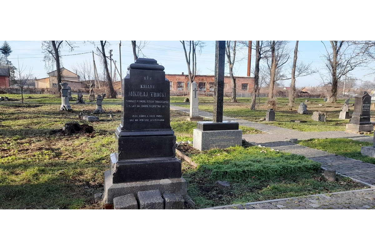 Забута історія: як відновлюють пам'ять про католицьке кладовище у Ставищі