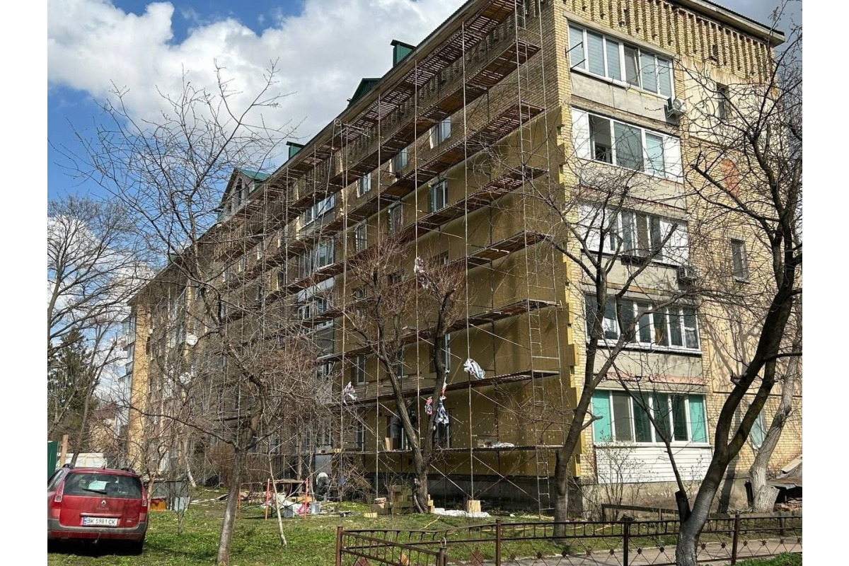 У Макарові розпочали капітальний ремонт пошкодженого будинку