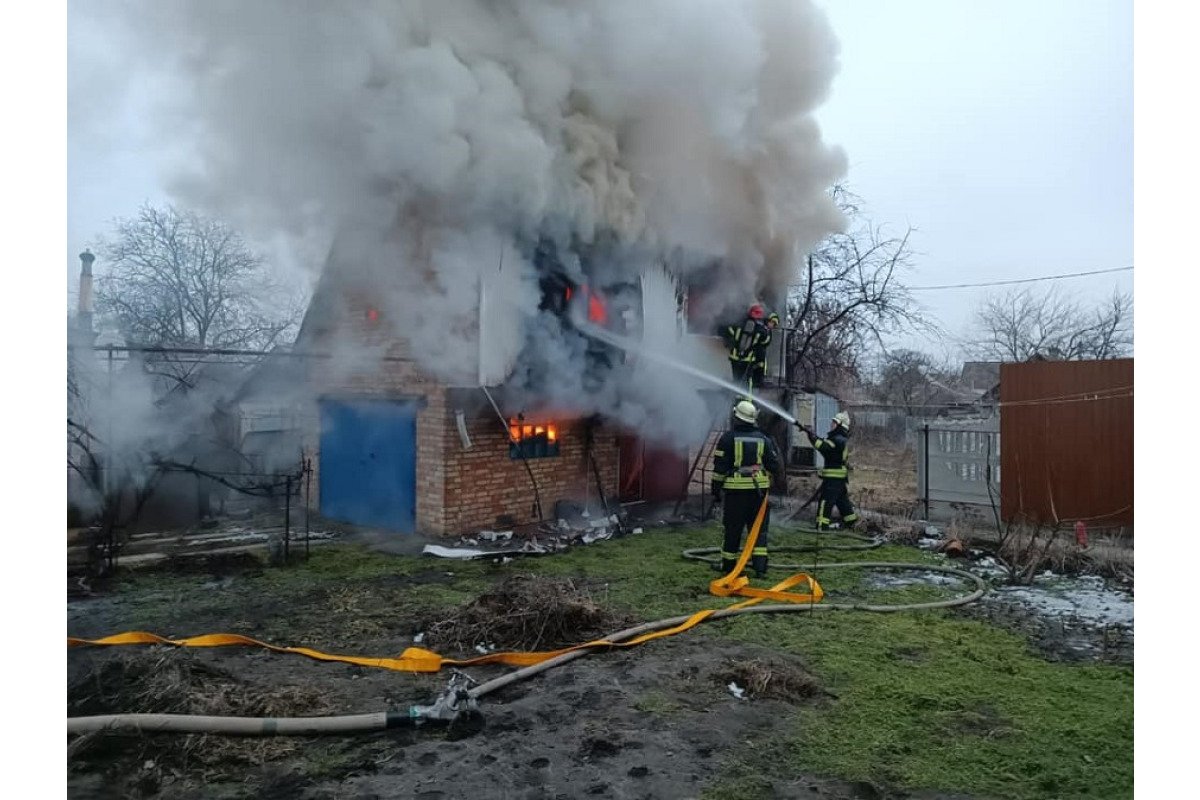 У Броварах поліцейські допомогли витягти із полум’я чоловіка, ще одна людина загинула (ФОТО, ВІДЕО)