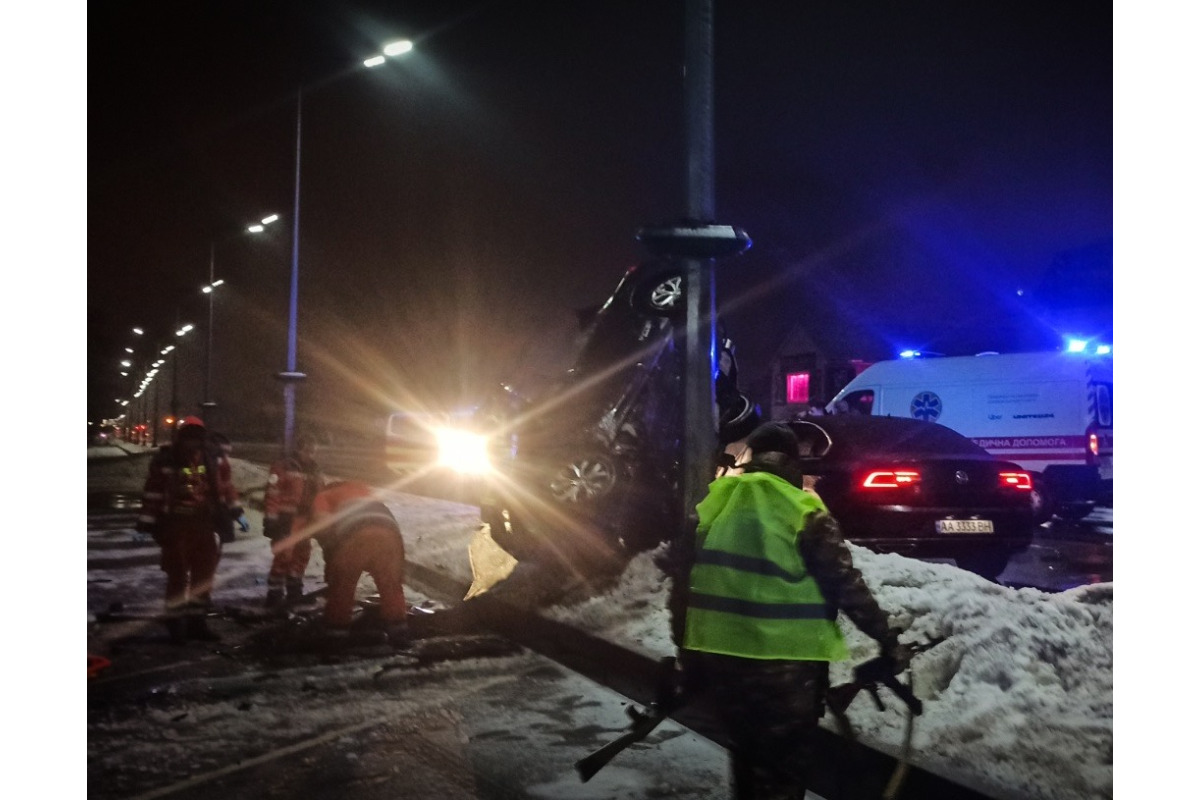 У Броварах ДСНС деблокувала тіло чоловіка з понівеченого авто (ФОТО)