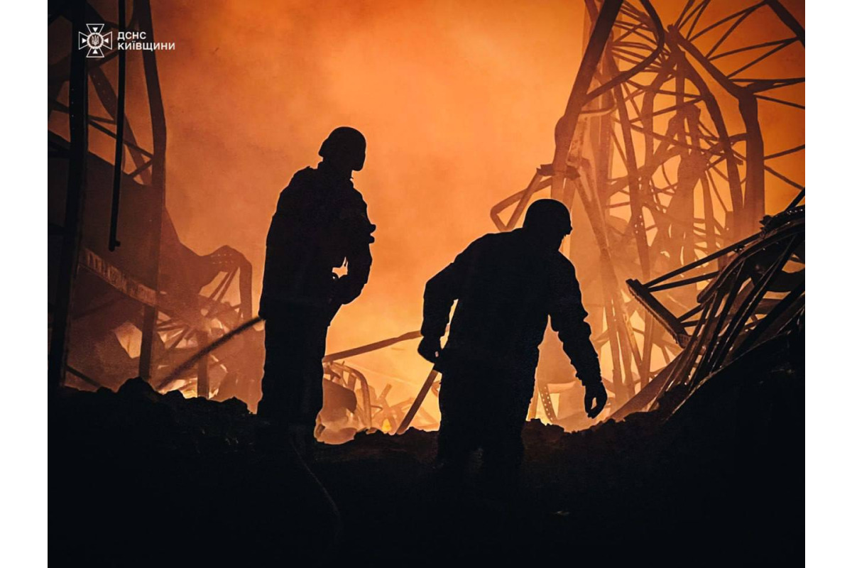 На Бориспільщині ліквідували загоряння складу після російської атаки (ВІДЕО)