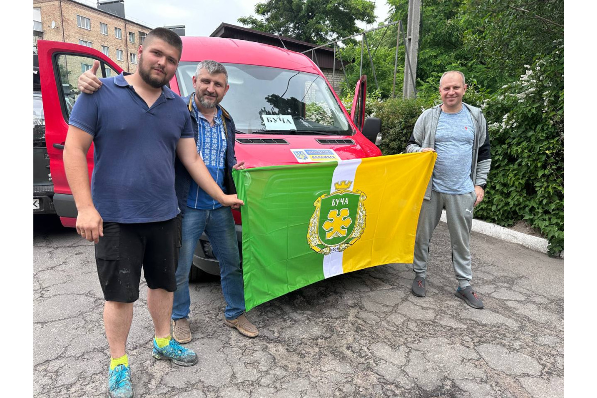 Три мікроавтобуси з гуманітарним вантажем вирушили з Бучі в Херсон