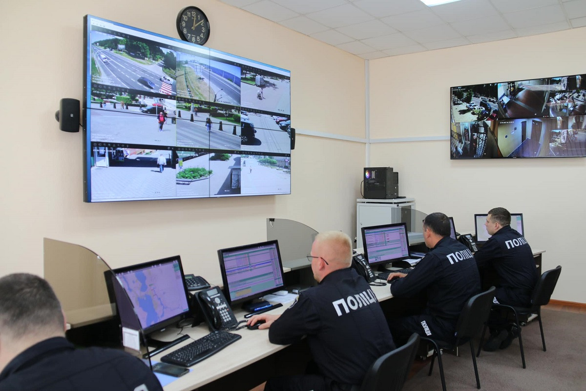 Поліція Київщини продемонструвала роботу інтегрованих камер із розпізнаванням обличчя (ФОТО)