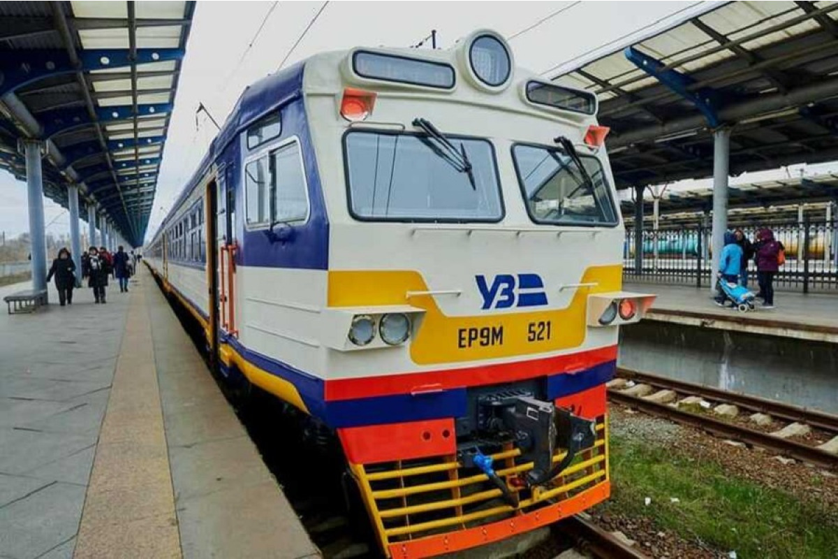 Вранці у Бучі під колесами потяга загинула дівчина: тривають слідчі дії