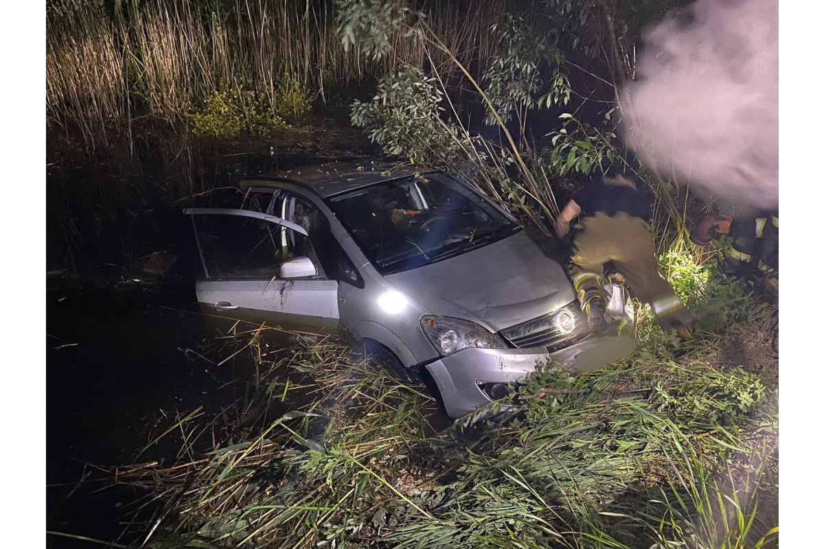 Із затопленого авта на Обухівщині витягнули тіла водія і пса