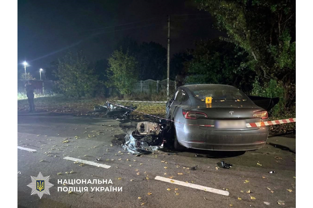 У Фастові внаслідок зіткнення Tesla з мотоциклом загинули двоє людей, троє травмувалися