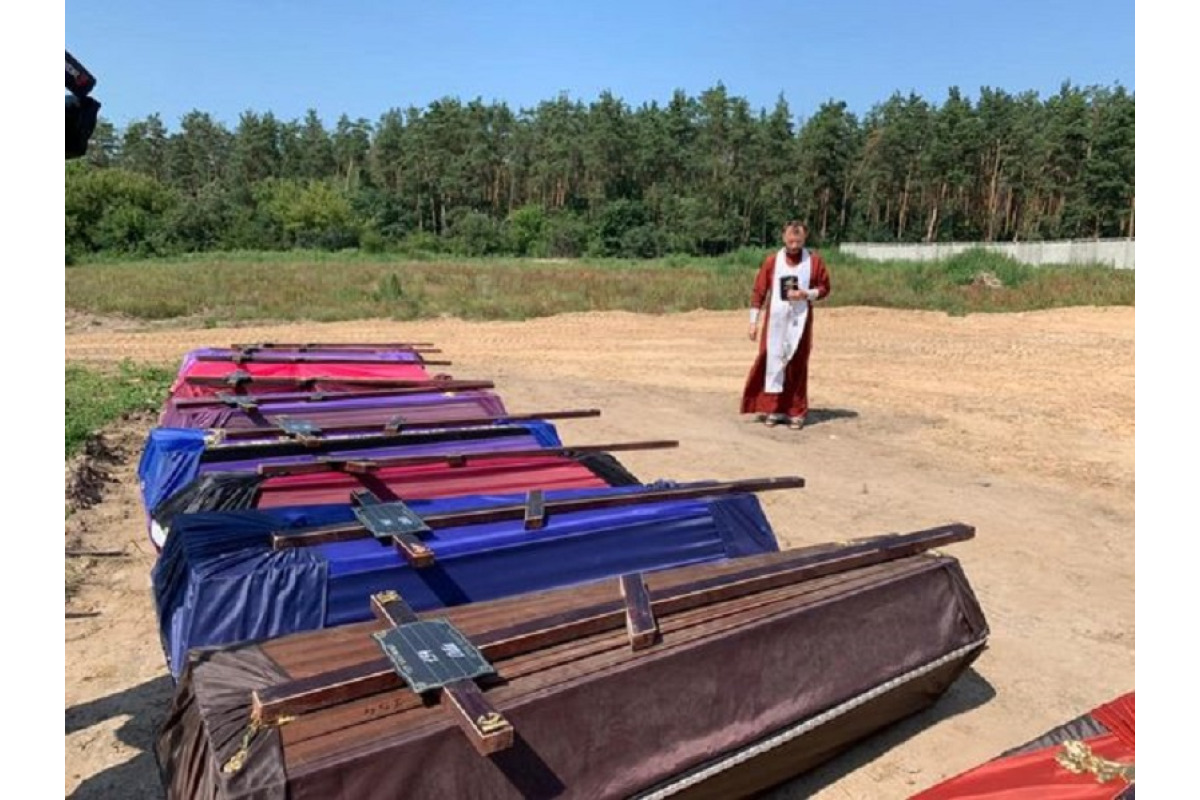 У Бучі продовжуються поховання невпізнаних тіл жертв окупації (ФОТО)