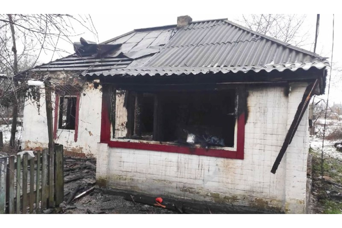 Поліцейські Бориспільщини врятували чоловіка, який ледь не загинув у палаючому будинку (ФОТО)