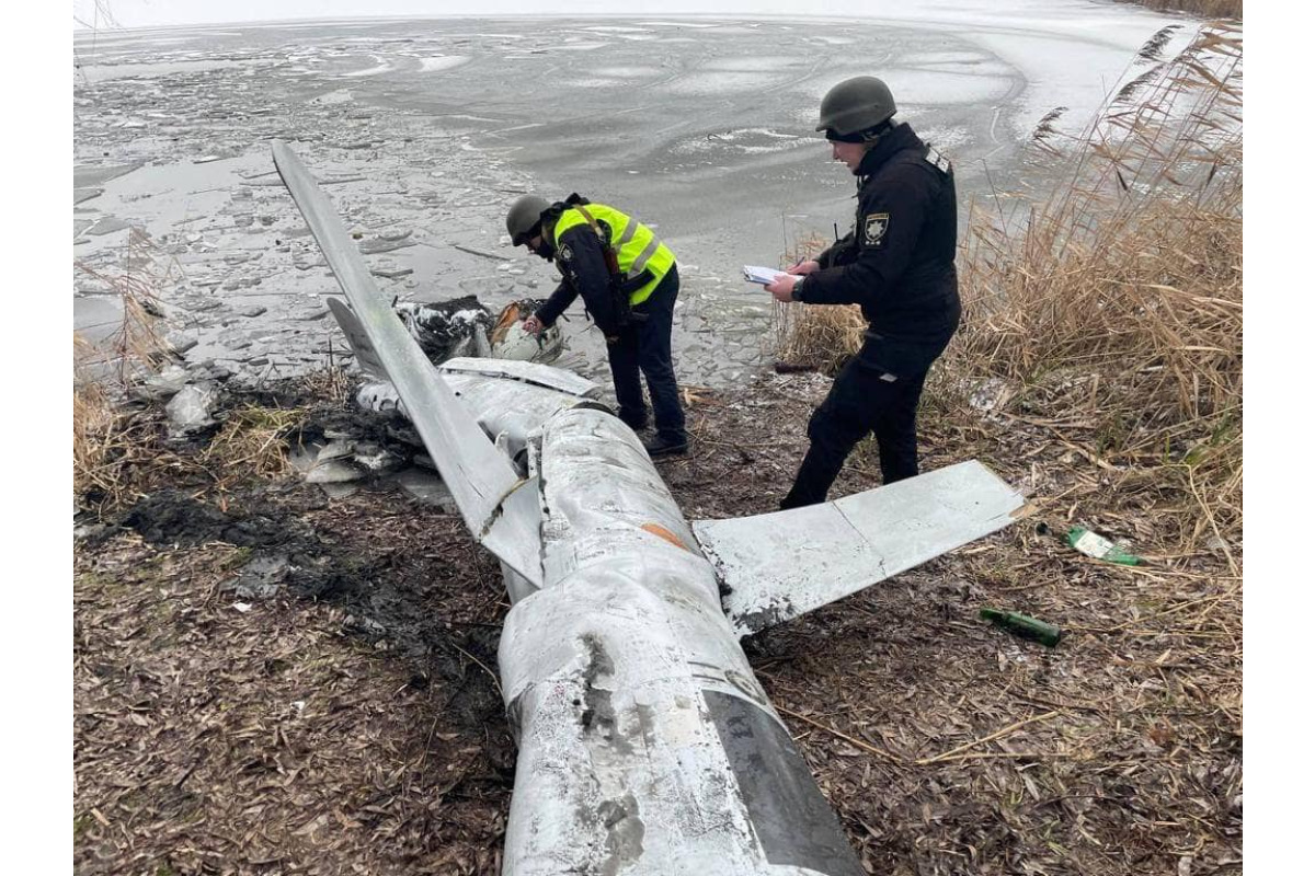На Київщині з озера дістали російську ракету Х-55