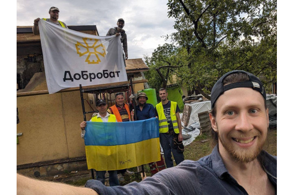 Шведський волонтер допомагає "Добробату" відновлювати зруйнований будинок в Ірпені