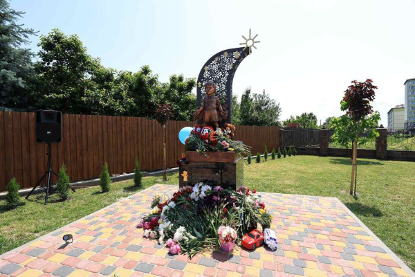 У Нових Петрівцях відкрили пам’ятний знак, присвячений дітям, яких вбила росія