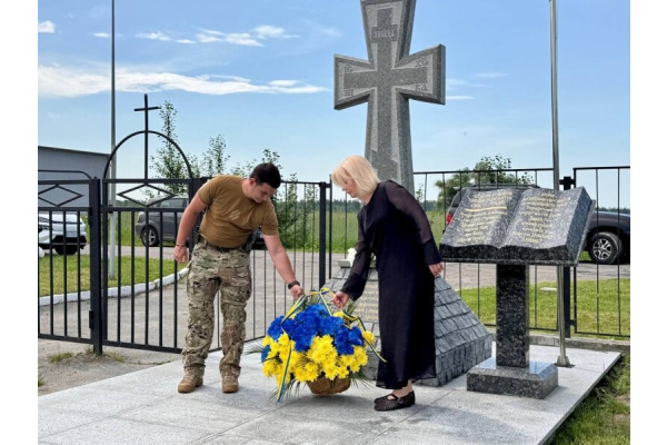 Меморіальний хрест у пам’ять про загиблих героїв встановили у Чабанівській громаді (ВІДЕО)
