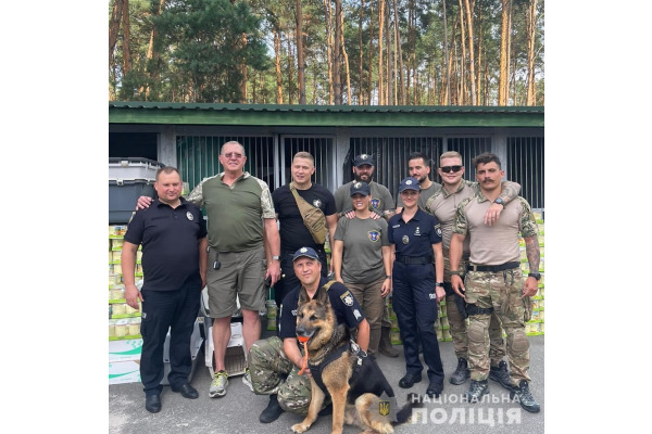 До Кінологічного центру поліції в Ірпені завітали волонтери (ФОТО)