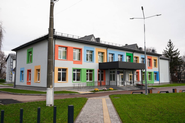 Понад 250 дітей повернулися до навчання: Плосківський ліцей відбудували після руйнувань окупантів (ФОТО)