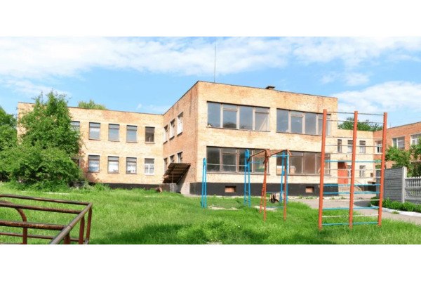 У Сквирі оновлюють фасад і вікна гімназії “Перспектива” за 10 мільйонів гривень