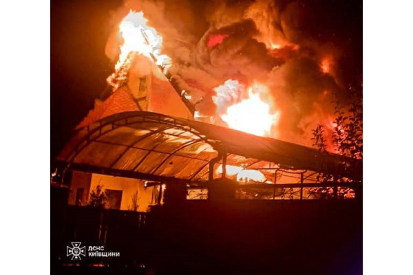 На Макарівщині рятувальники відстояли житловий будинок від вогню