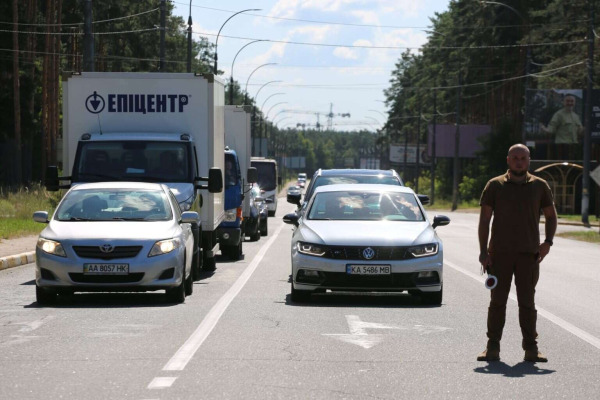 В Ірпені десятки авто проїхали повз живий коридор пам’яті