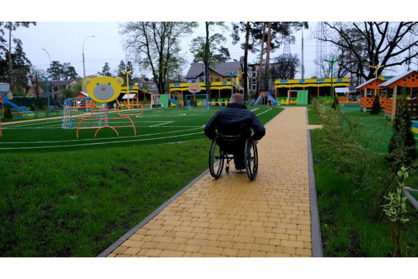 Двір ірпінського дитсадку "Червона калина" став бар'єрним та не відповідає сучасним критеріям доступності (ФОТО)