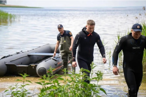 Ризикують заради нашої безпеки: на Київщині водолази-сапери знешкоджують вибухонебезпечні предмети у водоймах (ВІДЕО)
